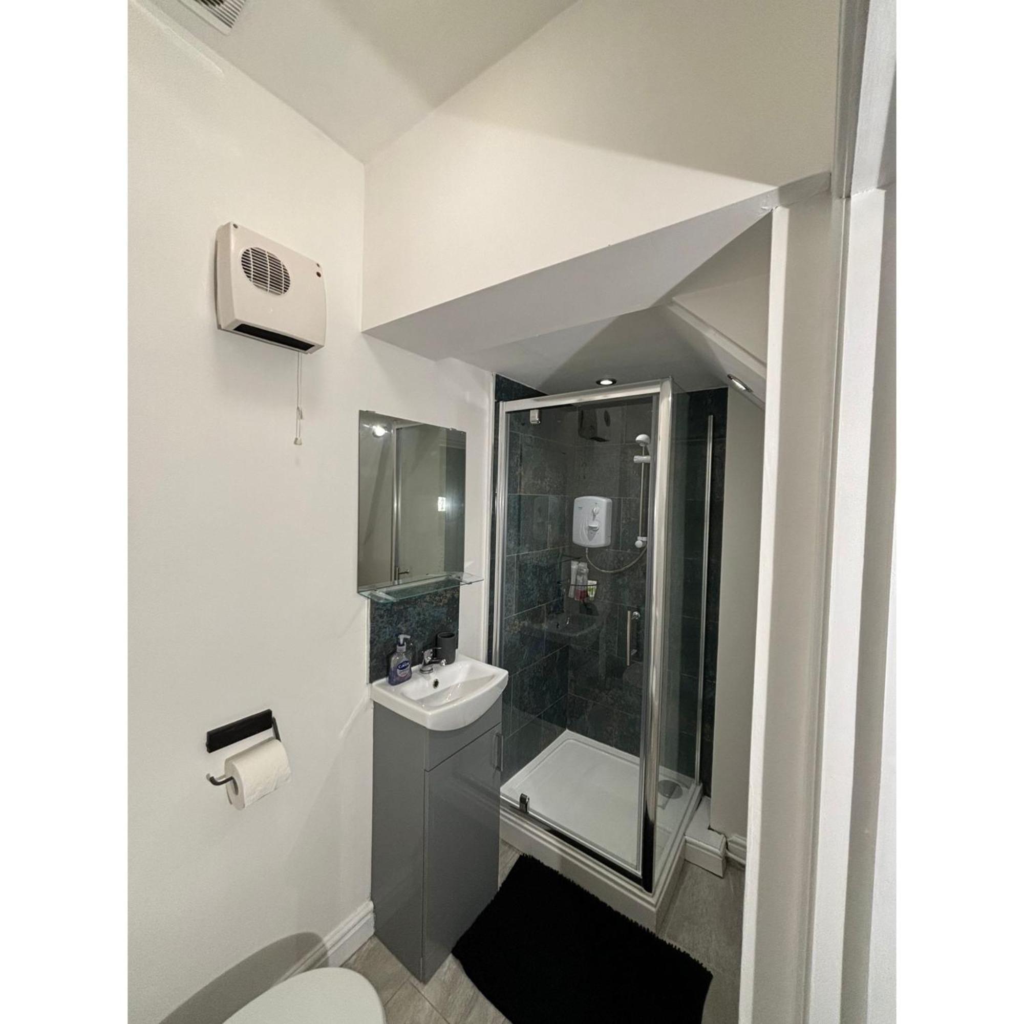 Enjoy A Spacious Lounge With A Cozy Sofa Bed And A Private Ensuite Bedroom Wednesbury Ngoại thất bức ảnh