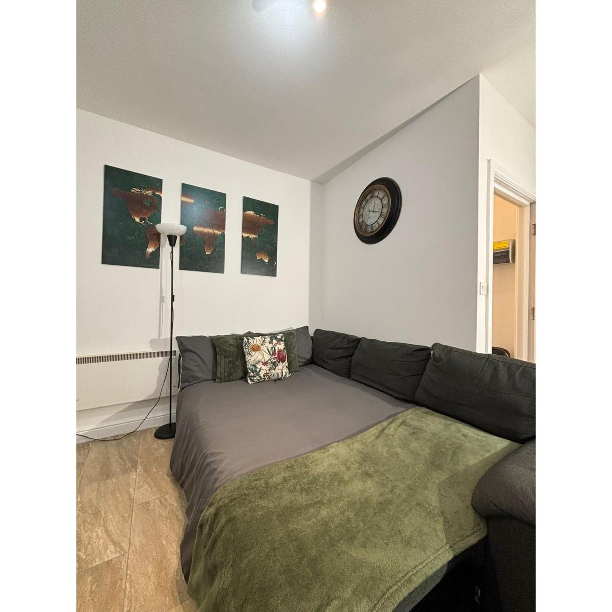 Enjoy A Spacious Lounge With A Cozy Sofa Bed And A Private Ensuite Bedroom Wednesbury Ngoại thất bức ảnh