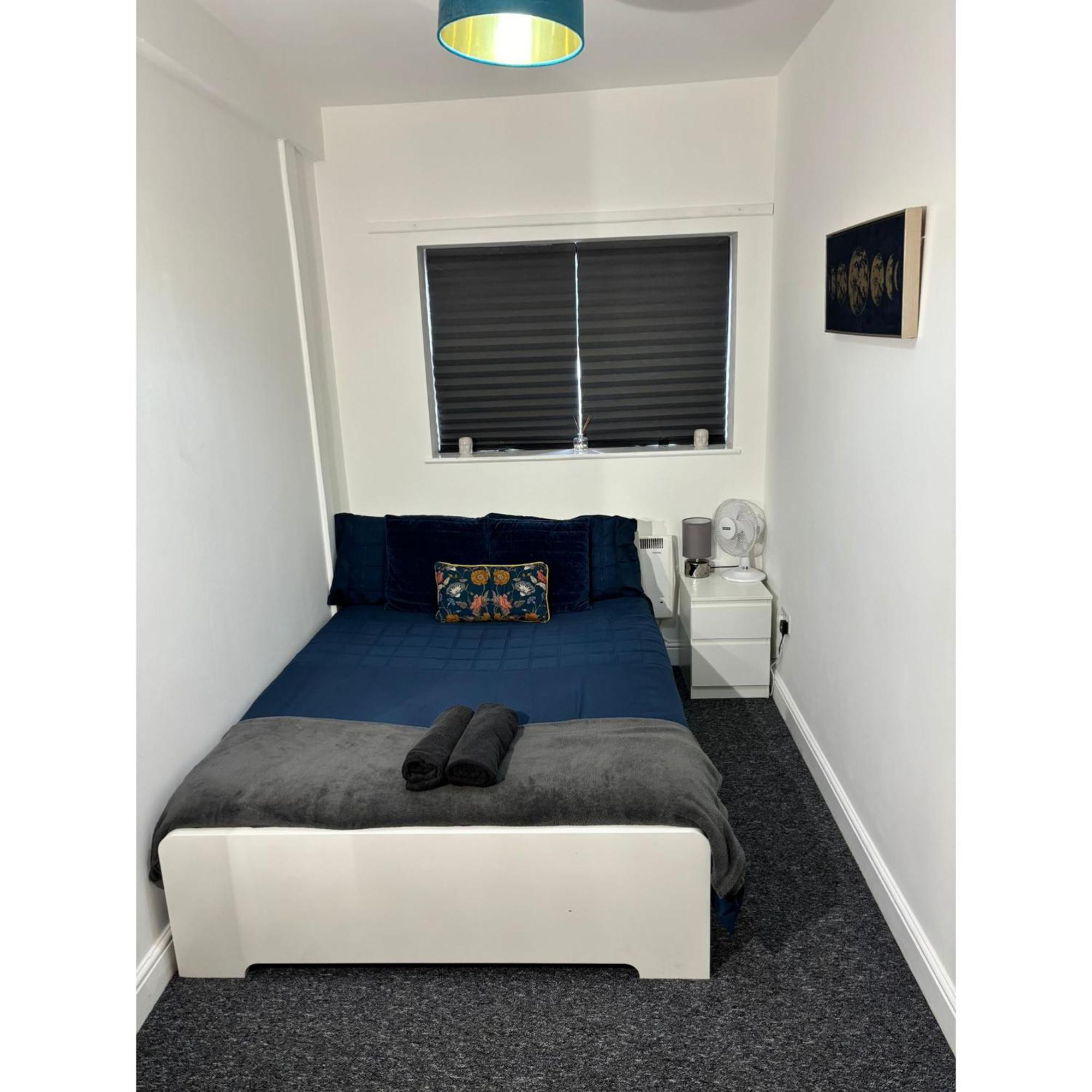 Enjoy A Spacious Lounge With A Cozy Sofa Bed And A Private Ensuite Bedroom Wednesbury Ngoại thất bức ảnh