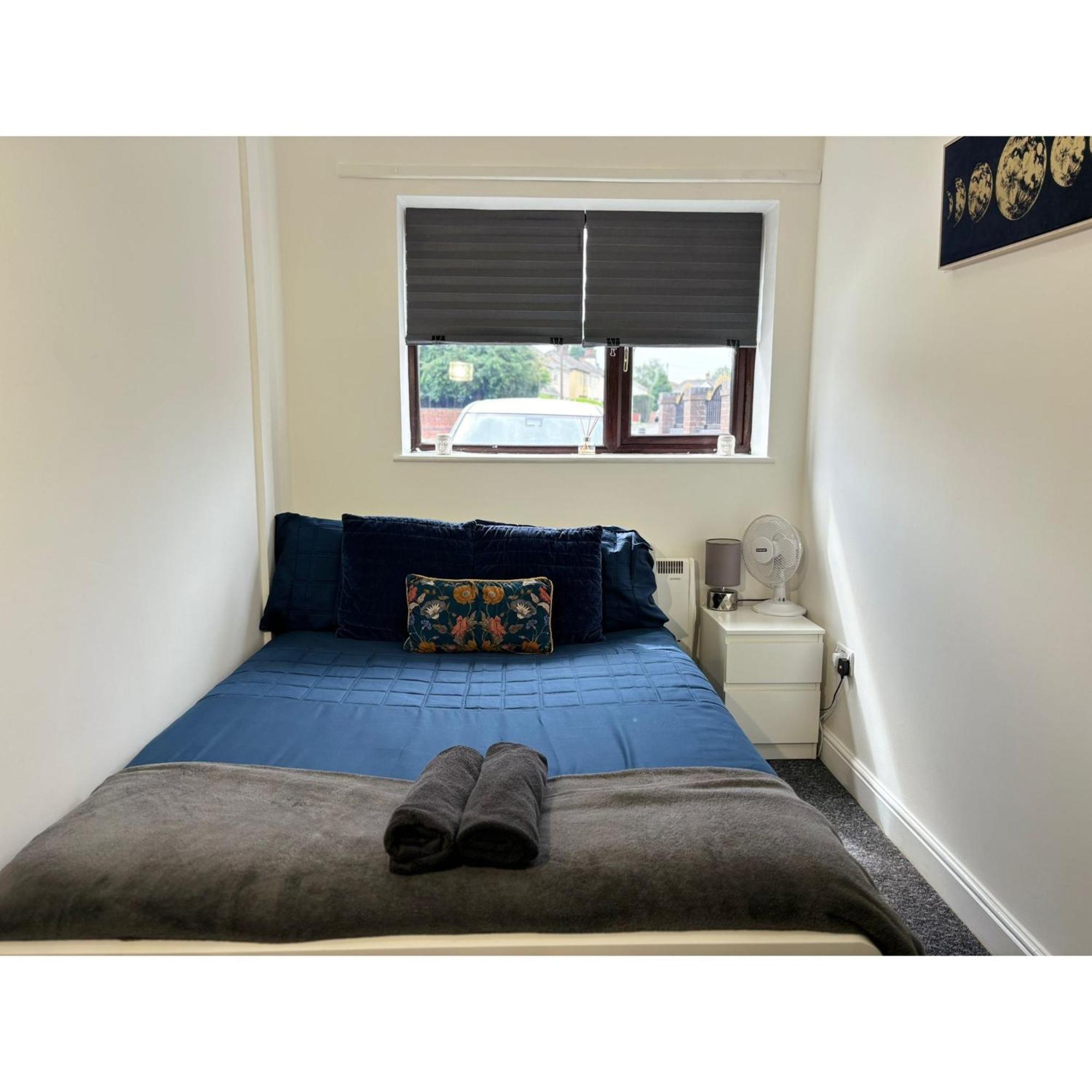 Enjoy A Spacious Lounge With A Cozy Sofa Bed And A Private Ensuite Bedroom Wednesbury Ngoại thất bức ảnh